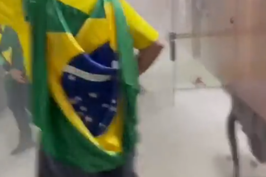 Manifestantes bolsonaristas furam barreira policial e entram no Palácio do Planalto