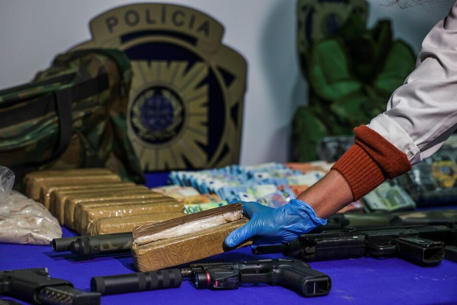 Chefe do tráfico de droga surpreendido pela PJ enquanto cozinha 'crack'