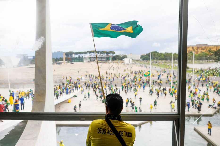 Manifestantes bolsonaristas furam barreira policial e entram no Palácio do Planalto