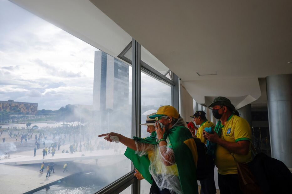 Manifestantes bolsonaristas furam barreira policial e entram no Palácio do Planalto
