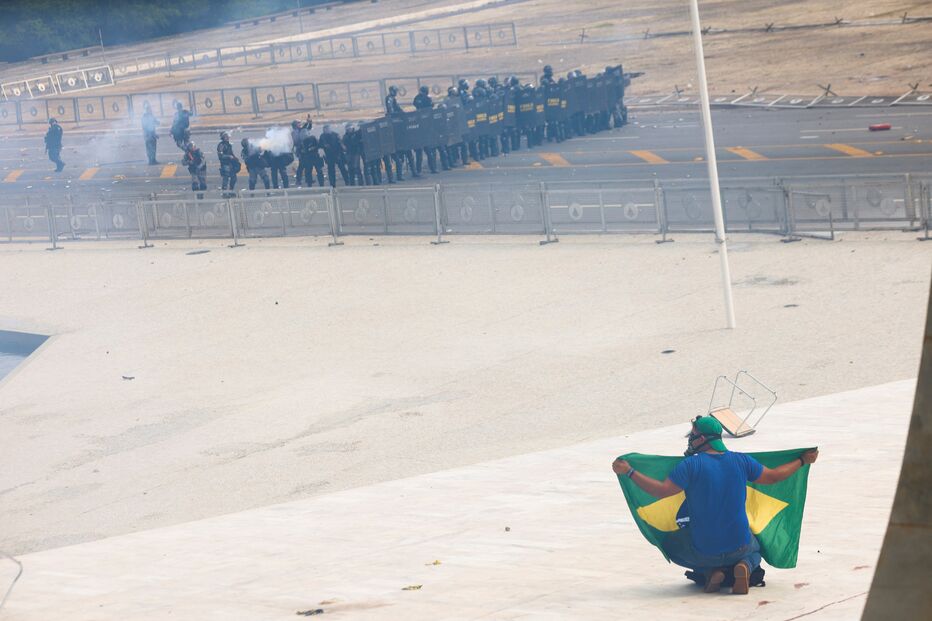 Manifestantes bolsonaristas furam barreira policial e entram no Palácio do Planalto