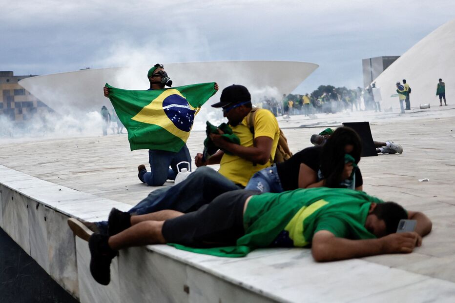 Apoiantes de Jair Bolsonaro invadem o Palácio Presidencial em Brasília