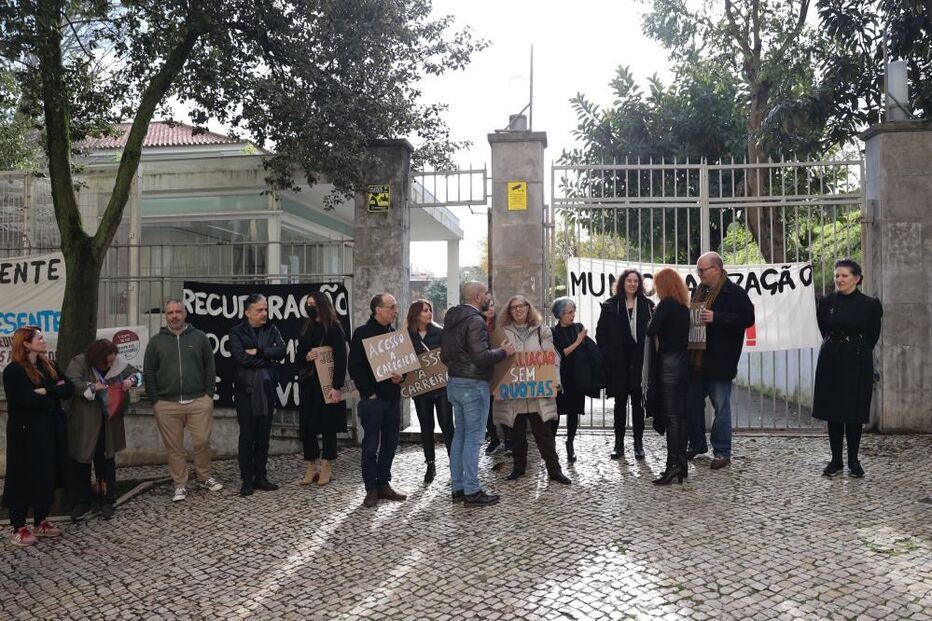 Professores em greve protestaram em frente à Escola Gil Vicente 
