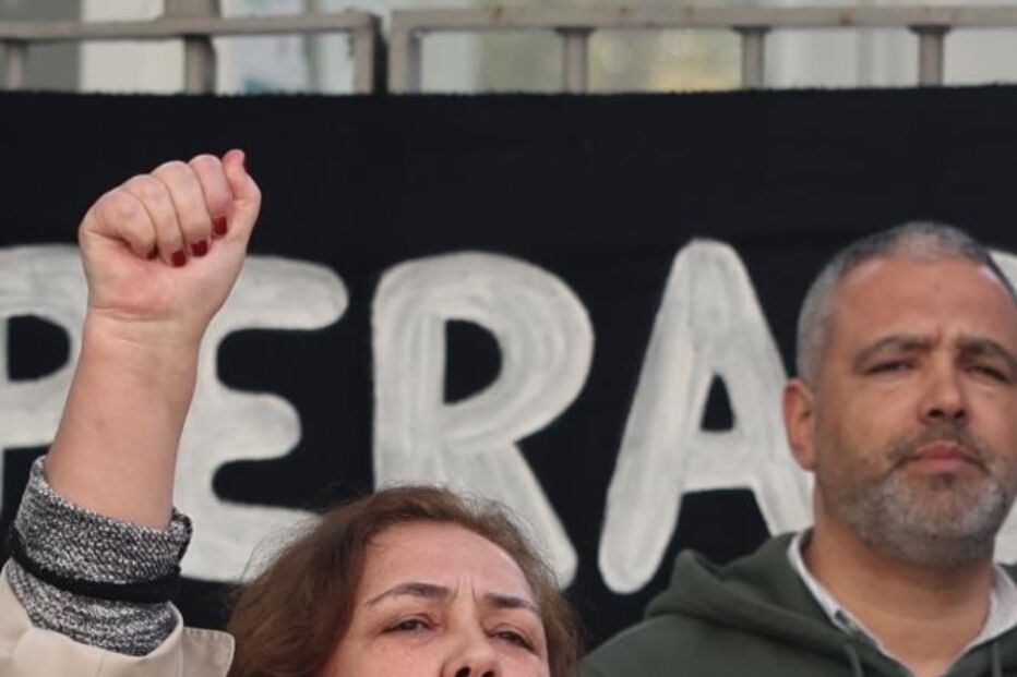 Professores em greve protestaram em frente à Escola Gil Vicente 