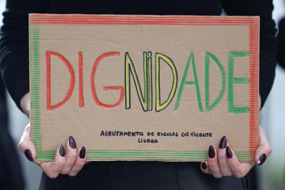 Professores em greve protestaram em frente à Escola Gil Vicente 