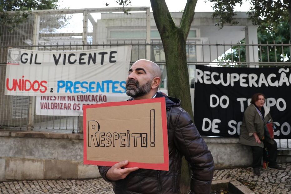 Professores em greve protestaram em frente à Escola Gil Vicente 