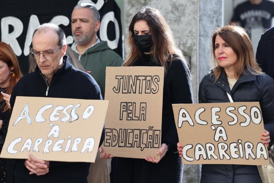 Professores em greve protestaram em frente à Escola Gil Vicente 