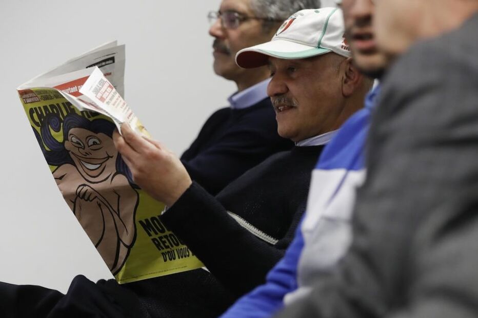 Jornal satírico Charlie Hebdo continua a publicar caricaturas sobre regime iraniano