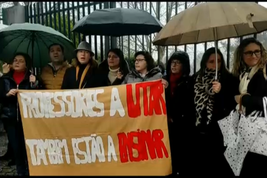 Professores protestam acampados em frente ao ministério