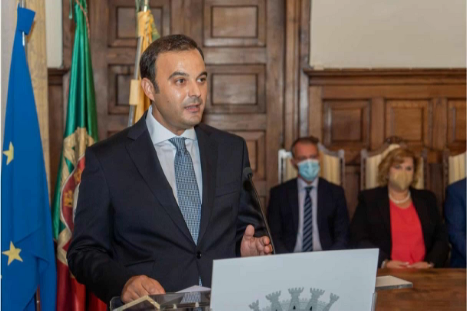 Detenções por suspeitas de corrupção mancham PS e PSD