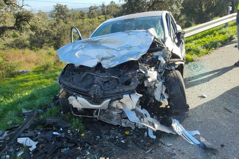 Colisão entre cinco viaturas provoca dois feridos no IC33 em Grândola