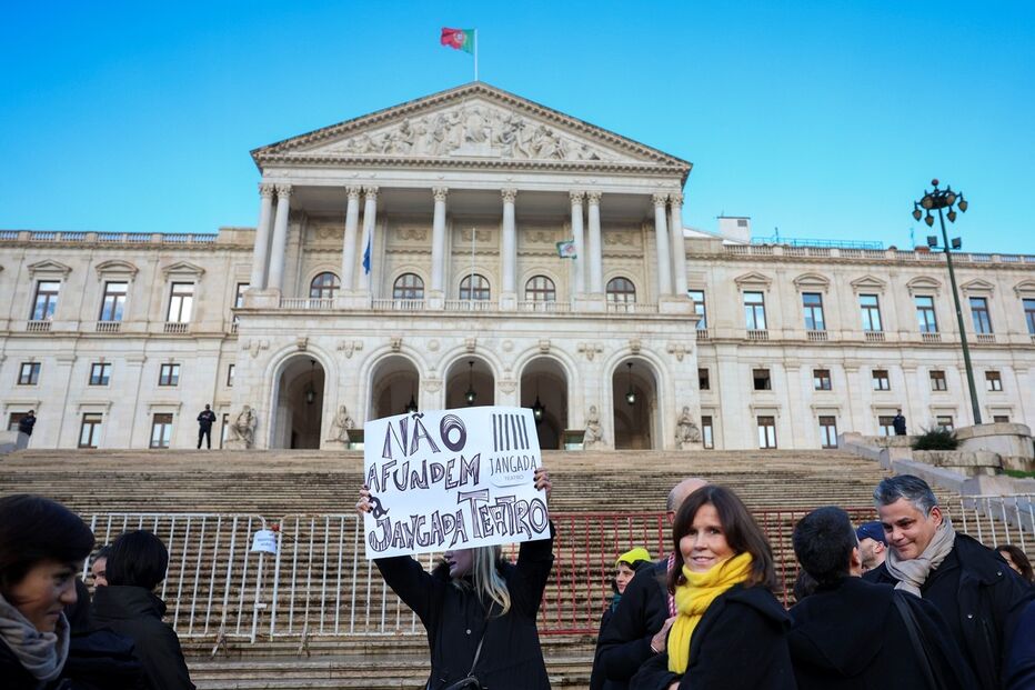 Cultura, apoios, Adão e Silva