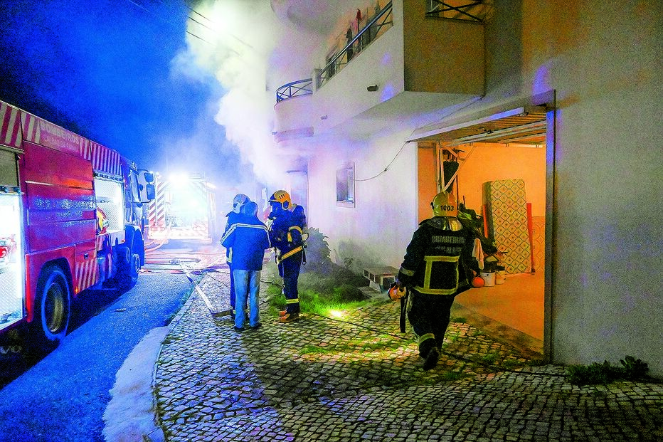Incêndio em garagem obriga 15 moradores a sair de casa nas Caldas da Rainha