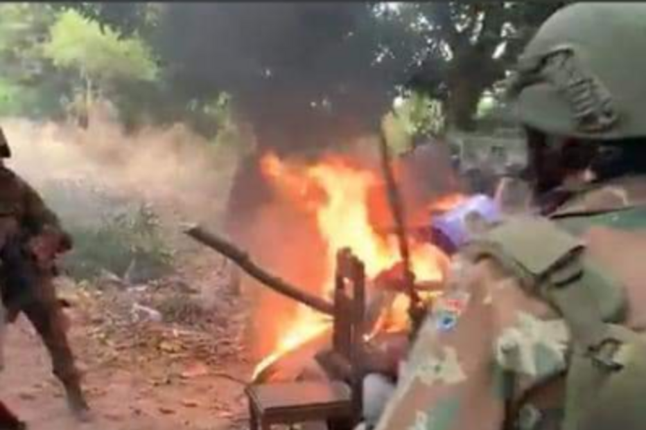 Soldados a queimarem cadáveres