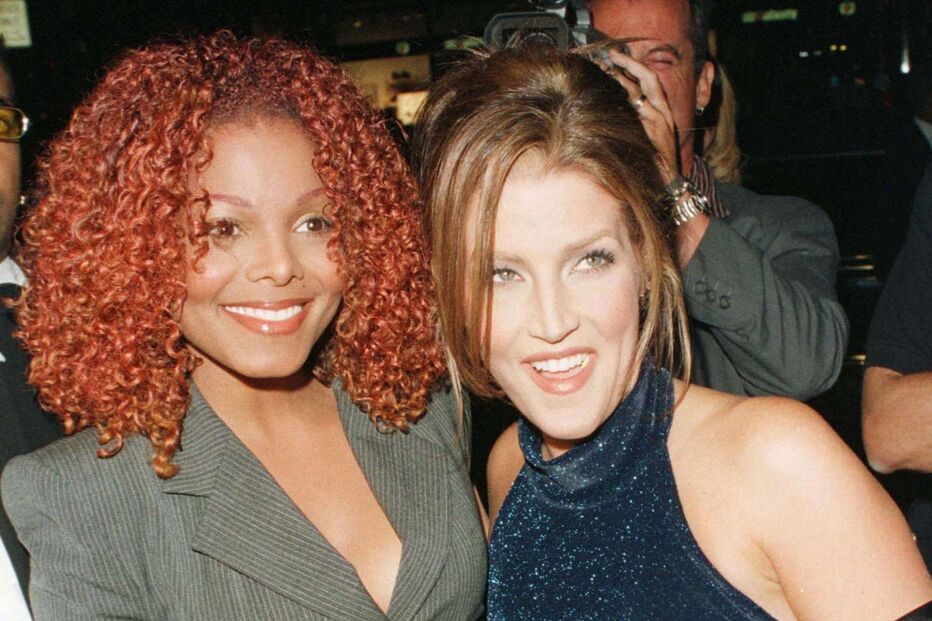 Lisa Marie acompanhada pela cantora Janet Jackson