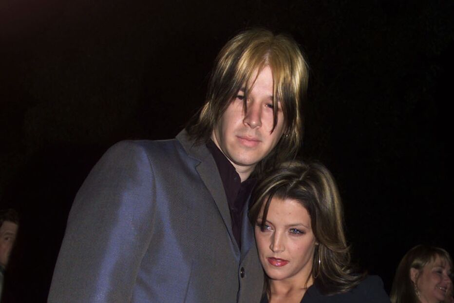 Lisa esteve noiva do músico John Oszajca, no ano 2000