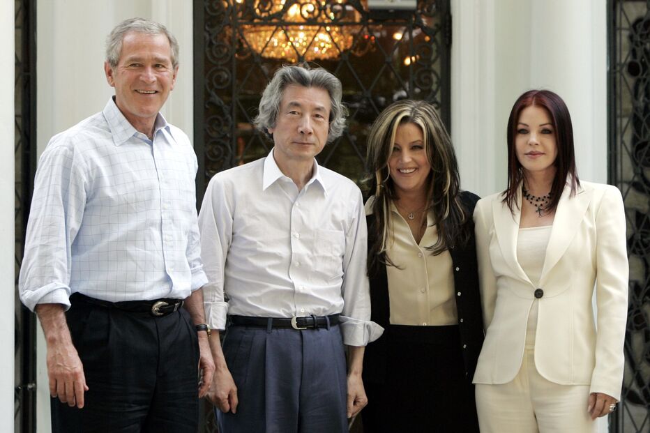 Lisa Marie com a mãe, Priscilla, e com o então presidente dos EUA, George W. Bush, e o primeiro-ministro japonês, Junichiro Koizumi, em 2006