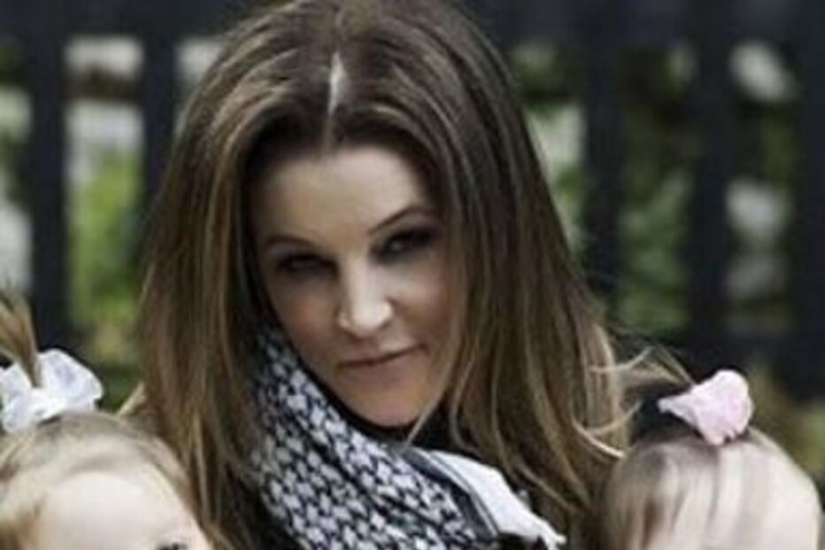 Lisa Marie com as filhas gémea, em 2008. A cantora tem quatro filhos