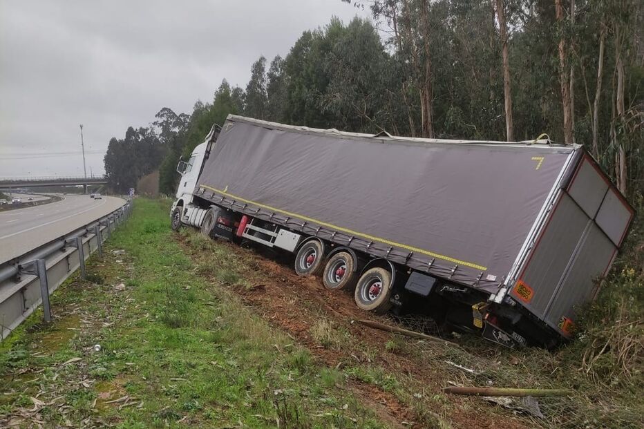 Camião despista-se na A1, entre Feira e Estarreja