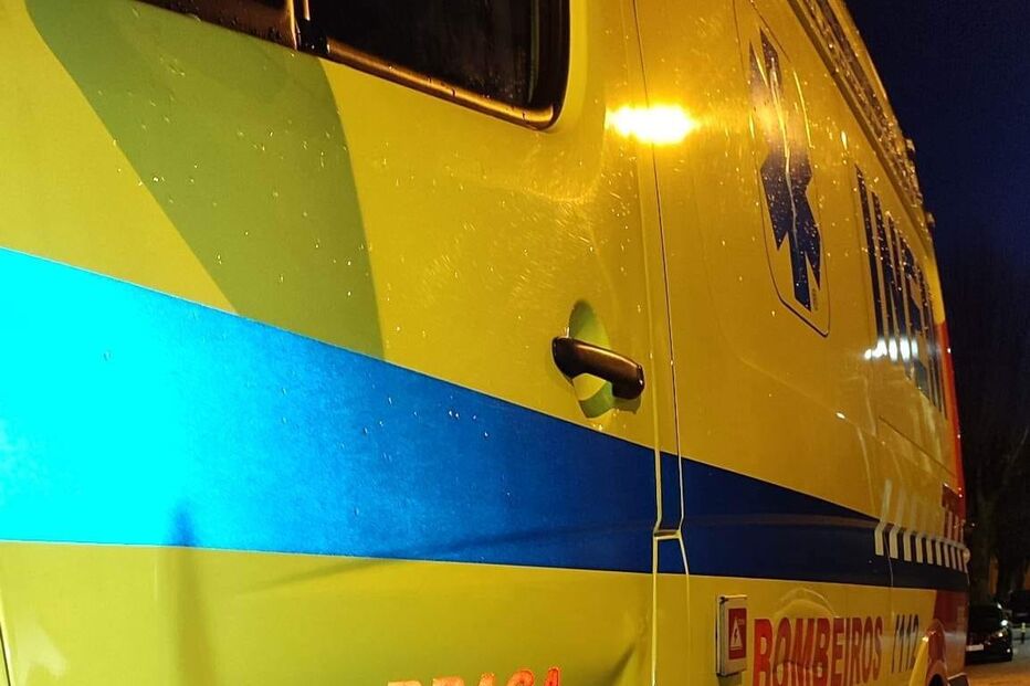 Condutor abalroa anbulância e foge em Braga