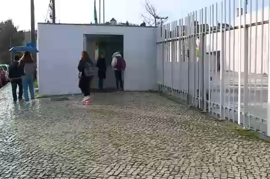 Docentes da Escola Secundária de Caneças reúnem-se com o sindicato