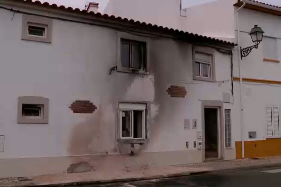 Carro pega fogo e obriga a retirar duas famílias de um prédio em Ponte de Sor 