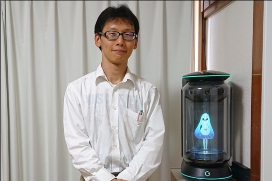 Akihiko Kondo e Miku, na Gatebox