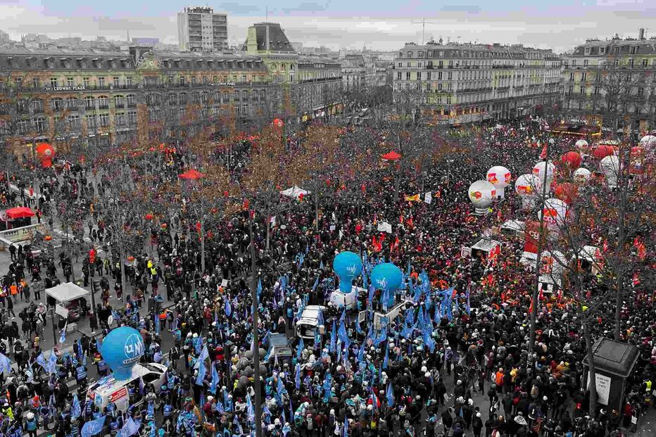 Milhares de franceses em protesto nas ruas de Paris em dia de greve geral 