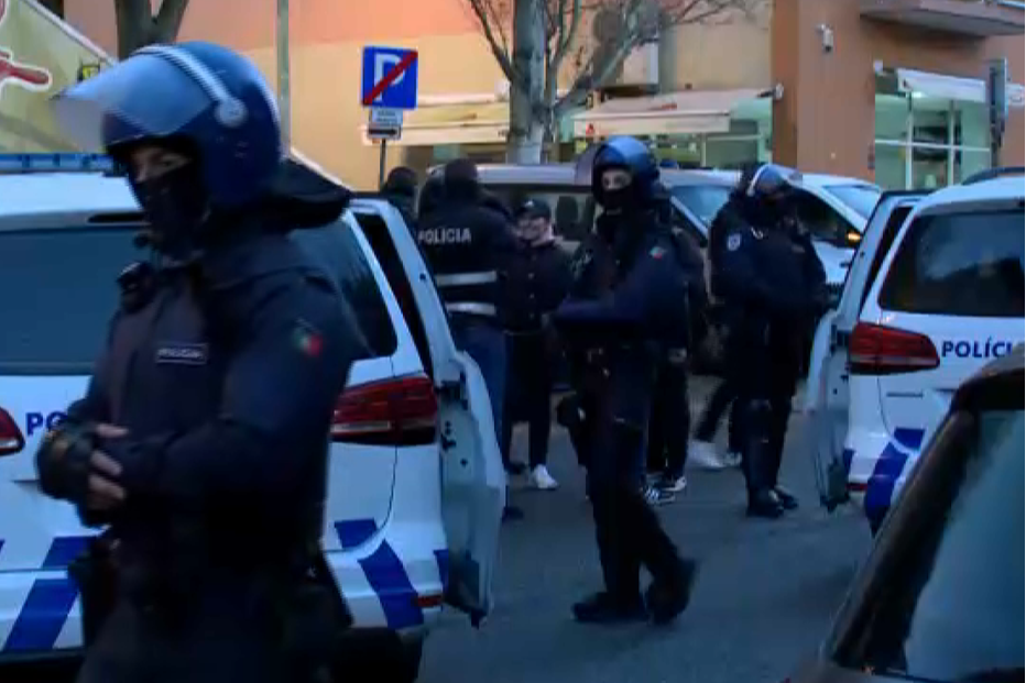 Grupo de traficantes barrica prédios para controlar tráfico na Quinta do Loureiro, em Alcântara