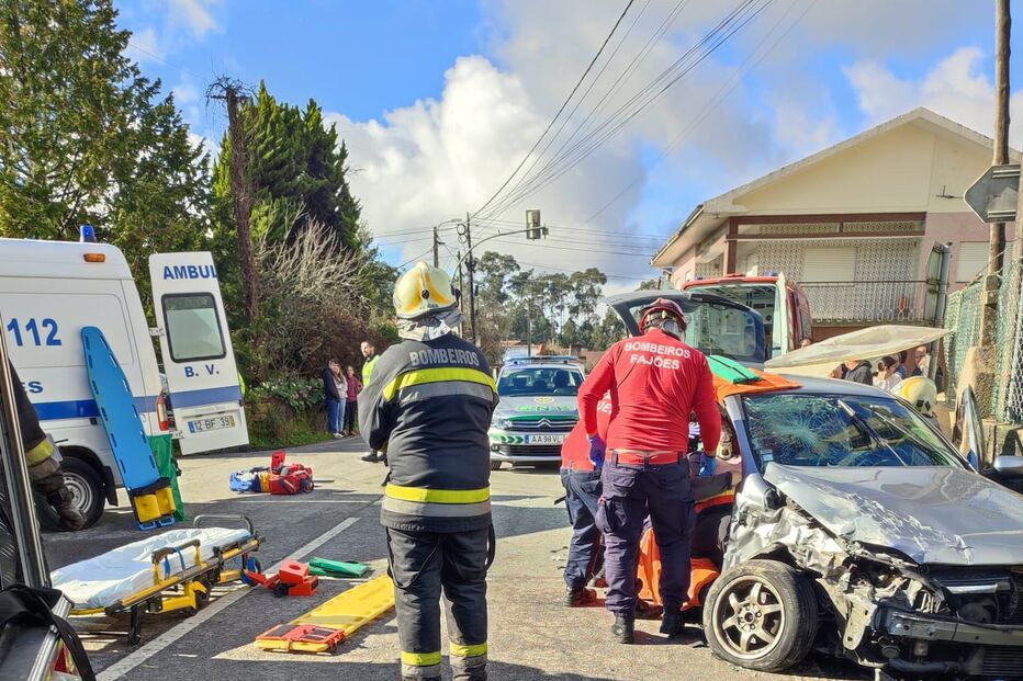 Colisão entre dois carros em Arouca