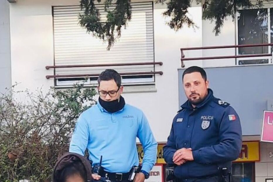 Agentes António Jorge e André Silvestre com idosa de 75 anos