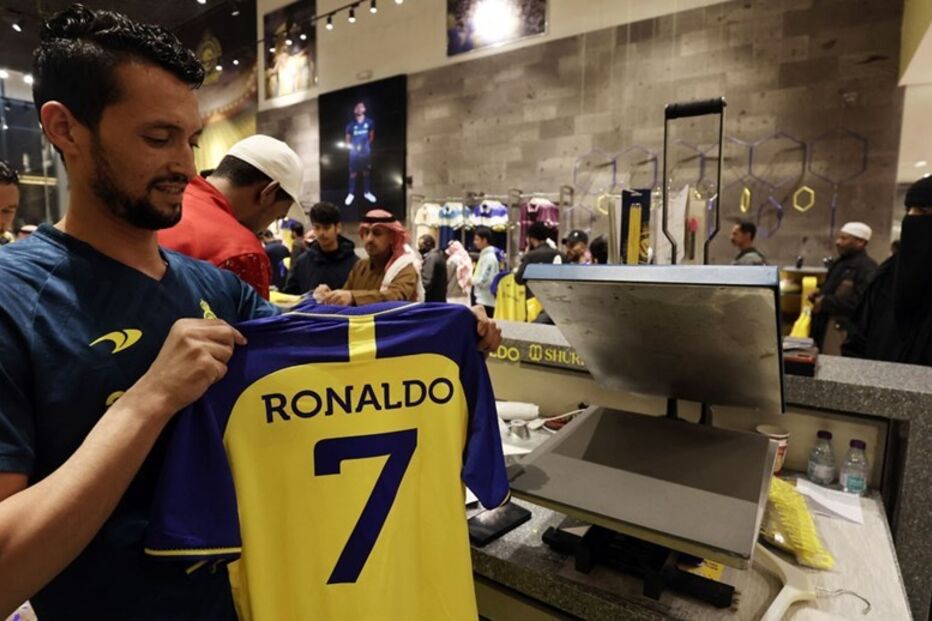 Adeptos compram camisolas de Ronaldo em Riade