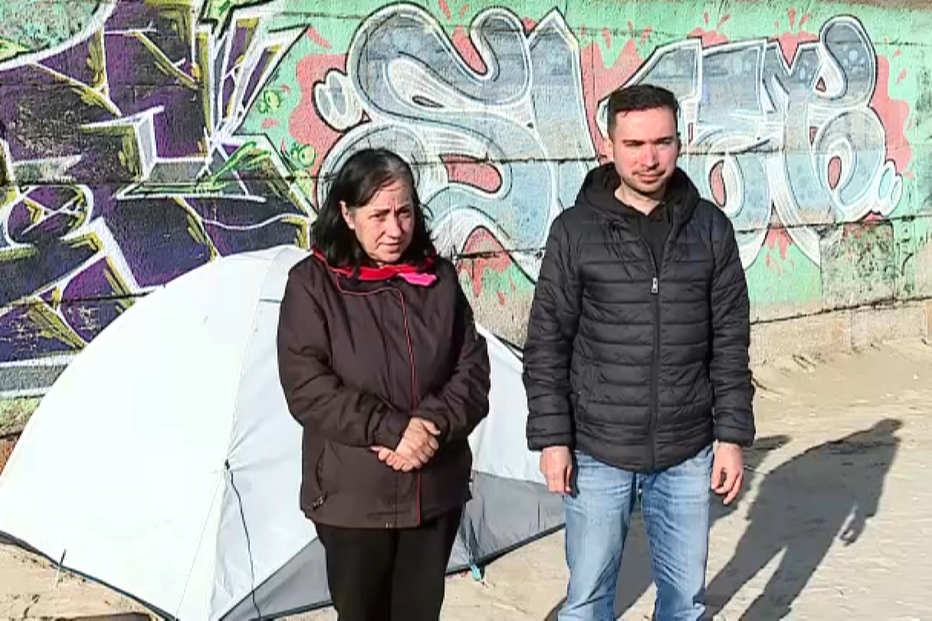 'Nunca pensei estar a viver na rua. Tenho frio e medo': Mãe e filho moram em tenda na praia de Matosinhos