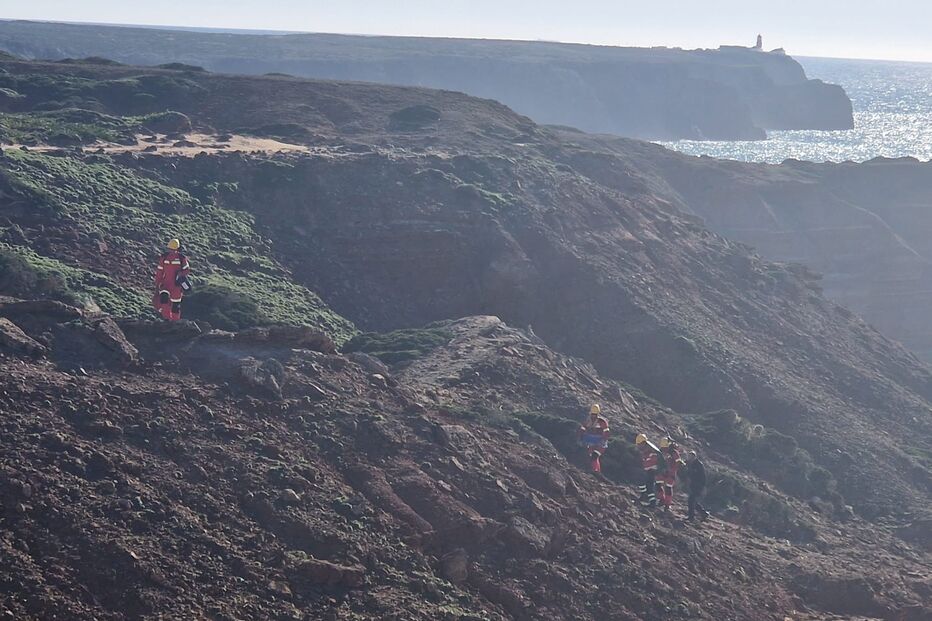 Pescador lúdico resgatado após queda de falésia em Sagres