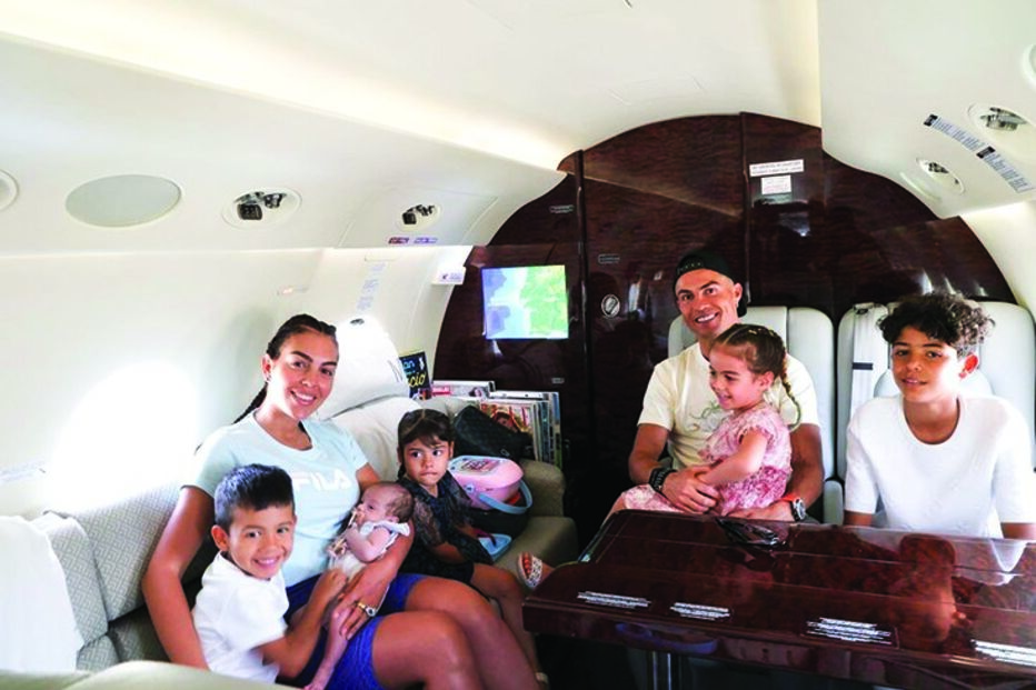 Família de CR7 no seu jato 
