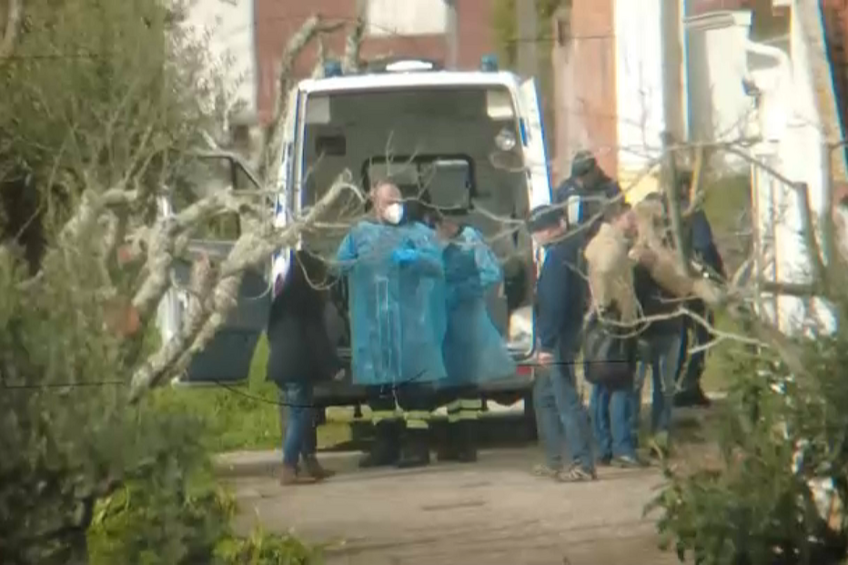 Bombeiros retiram corpo de Filipe Silva do local onde foi encontrado