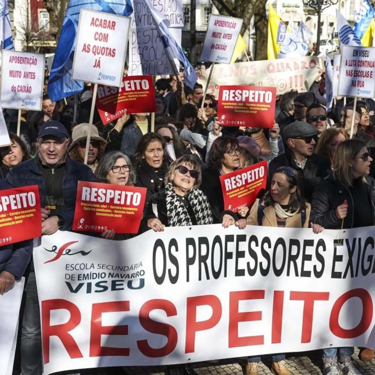 Centenas de professores e auxiliares em protesto e escolas