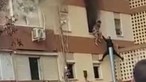 Homem trepa prédio para salvar duas crianças de casa em chamas em Sevilha, Espanha