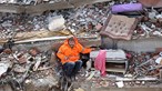 Pai segura mão da filha de 15 anos morta entre os escombros após sismo na Turquia