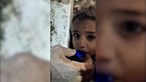 Água dá esperança a menino sírio refugiado na Turquia preso nos escombros