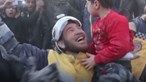Pai e filhos resgatados dos escombros na Síria: Vídeo arrepiante mostra multidão eufórica durante salvamento