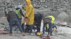 Equipas continuam à procura de sobreviventes nos escombros na Turquia. Veja em direto