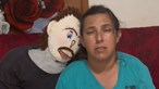 Mulher que casou com um boneco de trapos diz que o filho foi raptado