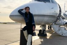 A modelo pousa em frente ao avião privado do namorado