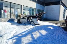 Carro fica parcialmente destruído após incêndio em Gaia