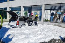 Carro fica parcialmente destruído após incêndio em Gaia