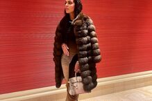 Já na Arábia Saudita, com o mesmo casaco que utilizou na viagem para o país