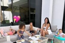 Gio tem aproveitado o espaço exterior da nova casa para fazer piqueniques com os filhos