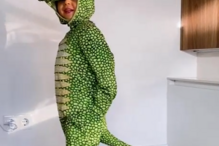 Xavier, filho de Sofia Arruda, mascarou-se de dinossauro 