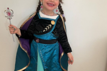 Graça, filha de Isaurinha Jardim, vestiu-se de Anna, do filme 'Frozen'